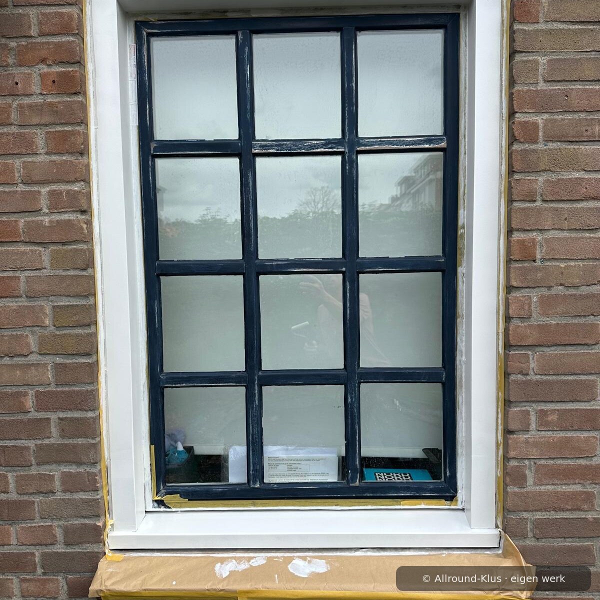 Hersteld kozijn in de grondverf, klaar voor schilderwerk